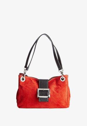 Bolso de ante rojo con un acento de cuero negro, que presenta una hebilla rectangular de plata, dos asas cortas y detalles de metal.