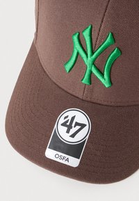 Καφέ καπέλο baseball με πράσινο κεντημένο λογότυπο "NY", υφή ύφασμα, κυρτή γείσο και ετικέτα '47 με ετικέτα μεγέθους "OSFA".