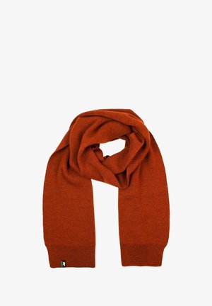 Rostfarbenen Schal aus weichem Strickmaterial, der an den Enden eine gerippte Stricktextur und ein Logo-Etikett auf einer Seite aufweist.