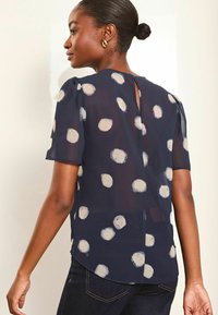 Lipsy FLUTTER SLEEVE SPOT REGULÄR - Palaidinė - navy
