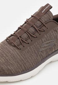 Skechers SUMMITS - Sneakers basse - brown/black