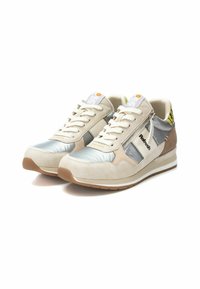 Zapatillas deportivas en beige y plateado, confeccionadas con materiales de ante y sintéticos, con una media suela blanca, suela de goma y detalle de cremallera.