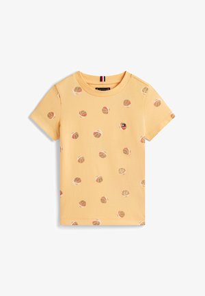 Gul T-shirt med korte ærmer, dækket af små basketballmønstre og med en lille Tommy Hilfiger-logo på brystet.