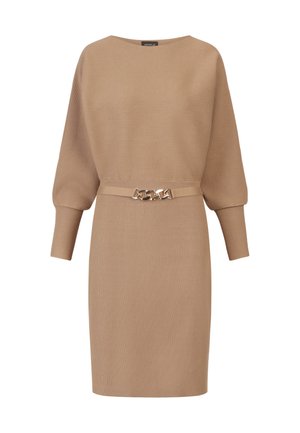 Beige ribbet strikkjole med et afslappet fit, rund halsudskæring og lange ærmer, der har et metallic kædeaccent i taljen.