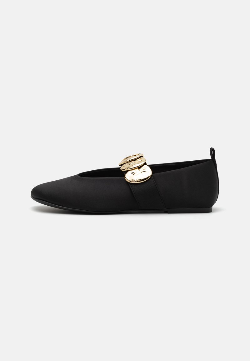 Musthave must kumer, mille terav toe, sileene kangas ja kaks kulda tooni dekoratiivset klambrit rihmal. Lihtne disain, millel on minimalistlik esteetika.