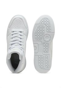 Sneakers bianche alte con tomaia in pelle liscia, punta forata e suola in gomma testurizzata con motivo esagonale.