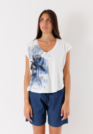 T-shirt bianco a maniche corte con un design grafico blu e nero sul lato sinistro, con scollatura a V e vestibilità comoda.