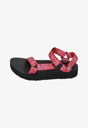 Sandalia de tiras ajustables con estampado rojo, suela de goma texturizada negra, diseño plano, que cuenta con un cierre de gancho y lazo para un ajuste seguro.