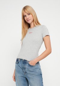 Γκρι κοντομάνικη μπλούζα από ελαφρύ υλικό με εφαρμοστή γραμμή, με κόκκινη κεντημένη επιγραφή "Amour" στο στήθος.