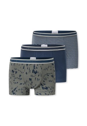 Drei Paare Herren-Boxershorts gestapelt, in uni Navy, Navy gestreift und Grau mit dunklen Baum-Mustern, jeweils mit grauem Bund.