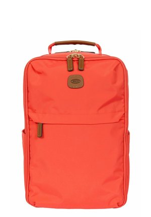 Zaino rettangolare arancione brillante con cursori delle cerniere in pelle marrone e maniglia superiore, con tasca frontale con zip e toppa in pelle con marchio.