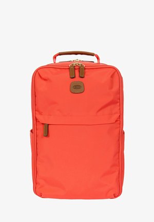 Zaino rettangolare arancione brillante con cursori delle cerniere in pelle marrone e maniglia superiore, con tasca frontale con zip e toppa in pelle con marchio.