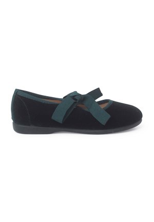 Zwarte fluwelen ballerina's met een aqua-groen satin strik aan de voorkant. Kenmerkt een afgeronde neus en een platte rubberen zool voor comfortabel draagcomfort.