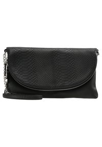 Borsa a clutch nera realizzata in pelle effetto serpente con fondo liscio, chiusura con zip e tracolla a catena rimovibile.