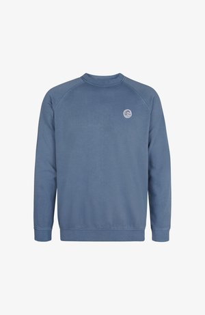 Mėlynas džemperis, pagamintas iš minkštos medvilnės, su apvalia apykakle, raglano rankovėmis ir mažu apskritu logotipu viršutiniame kairiajame krūtinės kampe.