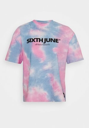 Kortærmet tie-dye t-shirt i blå og pink med teksten "SIXTH JUNE" fremtrædende på fronten.