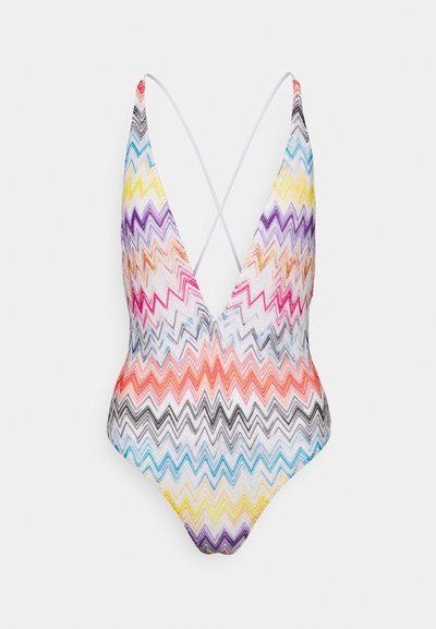 Jednodijelni kupaći kostim s raznobojnim cik-cak uzorkom, niskim V-izrezom i podesivim križnim naramenicama, u mješavini živopisnih nijansi uključujući ružičastu, plavu i žutu.