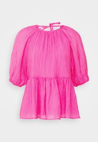Top de manga curta em rosa vibrante, com textura plissada, decote arredondado e um cós peplum pregueado. Laços na parte de trás do decote.