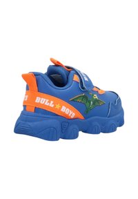 Sneakers sportivi blu con accenti arancioni e grafica di un pipistrello verde. Presentano una fascia in velcro e suola in gomma testurizzata.