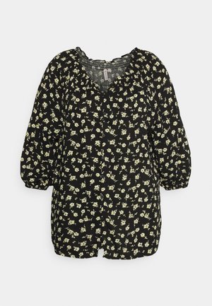 Sort knap-op bluse med lille cremefarvet blomsterprint, trekvart puffede ærmer og flæsekant ved halsen.