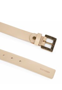 Cinturón de cuero beige con una hebilla de metal decorada, que presenta un acento dorado. Incluye orificios para ajuste y el nombre de la marca en relieve, "WITTCHEN."