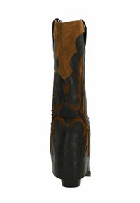 Zwarte leren cowboylaarzen met bruin suède accenten. Voorzien van complexe uitsnijdingen en een lichtpuntige neus. Lage hak.