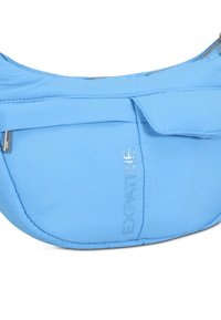 Borsa a pochette blu chiaro con una finitura liscia e opaca. Presenta una chiusura a zip, logo "EXPATRIÉ" in rilievo e una tasca a patta.