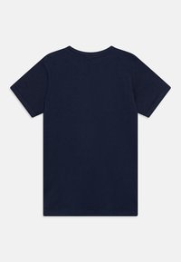 Maglietta in cotone blu navy con maniche corte, collo rotondo e retro uniforme. Tessuto liscio, senza motivi o dettagli metallici.