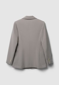 Blazer grigio con una finitura liscia, design a singolo petto, colletto a scollo a V e tre bottoni metallici decorativi su ciascun maniche.