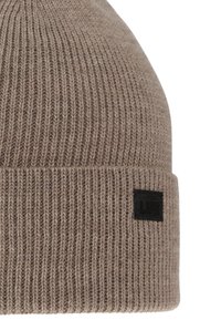 Berretto in maglia a coste beige per l'inverno con risvolto e piccola etichetta nera rettangolare sul lato del risvolto.