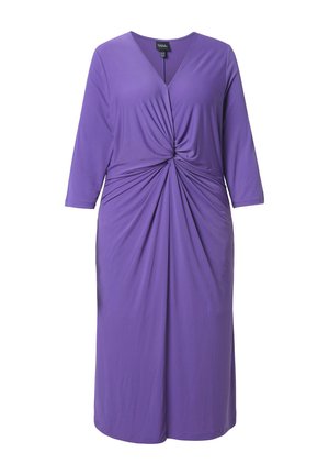 Vestito viola al ginocchio con scollo a V, maniche ¾ e dettaglio annodato in vita. Realizzato in tessuto morbido e liscio.