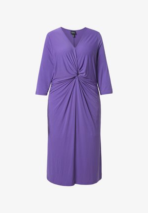 Lila knielanges Kleid mit V-Ausschnitt, ¾-Ärmeln und gedrehtem Knoten an der Taille. Hergestellt aus weichem, glattem Stoff.