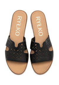 Czarne sandały z wyciętym, kwiatowym wzorem, płaską podeszwą i jasnobeżową wkładką. Logo "RYŁKO" nadrukowane na wkładce.