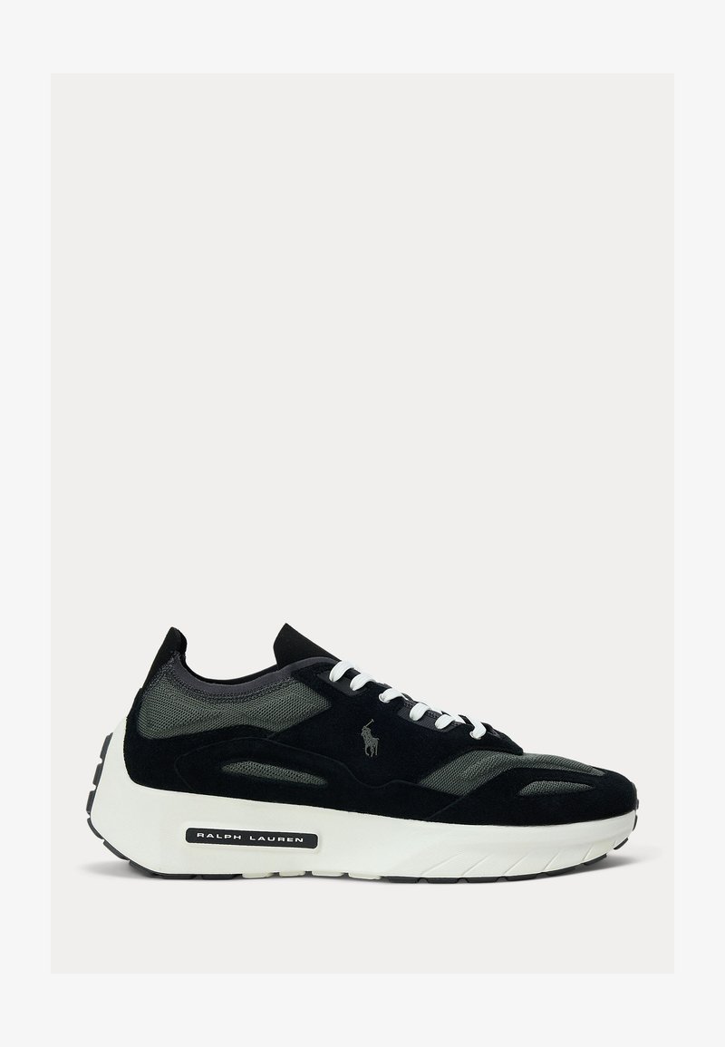 Baskets Ralph Lauren noires et grises avec lacets blancs, semelle blanche épaisse et logo sur le côté et la semelle, sur fond gris clair uni.
