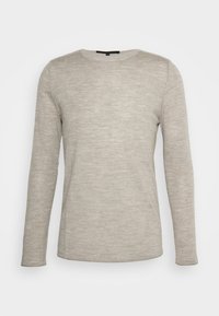 Pull gris clair à manches longues avec col rond, coupe ajustée et texture en maille fine sur fond blanc.