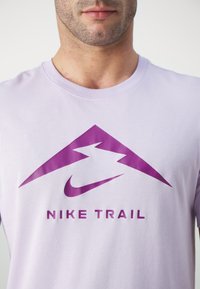 Nike Performance TEE TRAIL LOGO - Spordi T-särk - violet mist