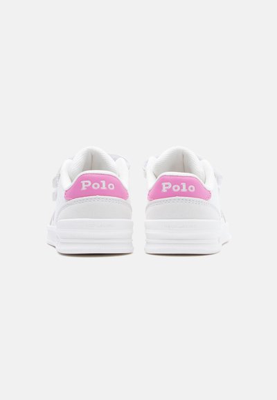 Par de zapatillas deportivas blancas con lengüetas traseras rosas que llevan el texto "Polo", vistas desde atrás sobre un fondo claro y liso.