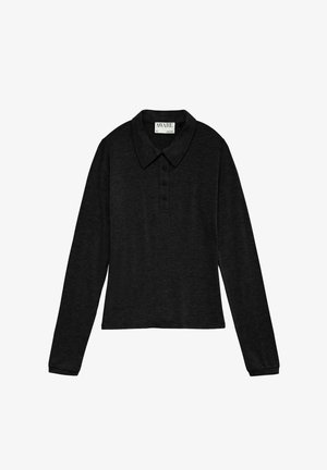 Czarna polo z długim rękawem, wykonana z miękkiego materiału, z kołnierzykiem, zapięciem na guziki i luźnym krojem.