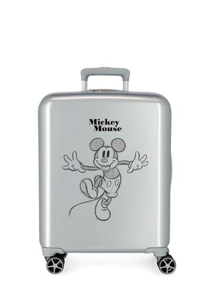 Maleta rígida plateada con cuatro ruedas, con un dibujo de Mickey Mouse y el texto "Mickey Mouse" encima del personaje.