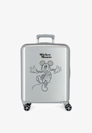 Maleta rígida plateada con cuatro ruedas, con un dibujo de Mickey Mouse y el texto "Mickey Mouse" encima del personaje.