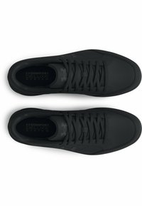 Scarpe da ginnastica nere con una tomaia in materiale sintetico liscio, punta rotonda e lacci piatti. Presentano una soletta imbottita etichettata "COMFORT DELUXE SYSTEM".