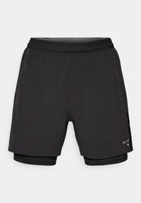 Shorts de sport noirs avec un design superposé, présentant un tissu extérieur lisse, une taille élastique et une doublure en maille intérieure. Marque sur le côté.