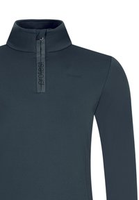 Donkergrijze langmouwen pullover met een kwartrits en hoge kraag, met "protest" branding op de borst en ritsopeningen.