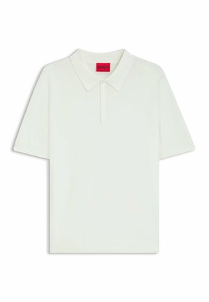 Polo shirt bianco a maniche corte con colletto, caratterizzato da una chiusura con zip e un'etichetta rossa del marchio all'interno del collo. Tessuto morbido al tatto.