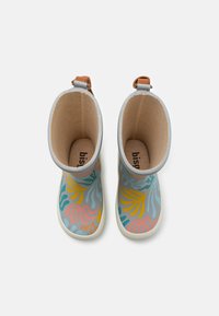 Botas de chuva de borracha coloridas com uma base azul claro e padrões de folhas abstratas em amarelo, rosa e teal. Acentos castanhos na parte superior.