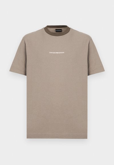 Καφέ βαμβακερό t-shirt με κοντά μανίκια και στρογγυλή λαιμόκοψη. Διαθέτει αντίθετο σκούρο καφέ γιακά και λευκό λογότυπο "EMPORIO ARMANI".