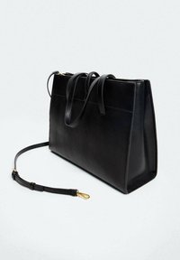 Černá kožená taška na rameno se strukturovaným designem, dvojitými uchy, nastavitelného ramenního popruhu a zlatými kovovými akcenty. Hladký povrch.