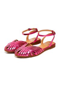 Sandales métalliques roses avec un design à lanières, bout ouvert et bride de cheville. Matériau synthétique texturé et semelles plates.