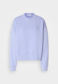 Lys lilla sweatshirt med rund hals, ribbestrikkede ermer og kant; har et lite brodert logo på venstre bryst. Myk stofftekstur.