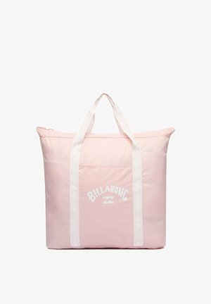 Stor rektangulær lyserød shopper med hvide håndtag og frontlomme, med hvidt "Billabong" logo og bølgesymbol.